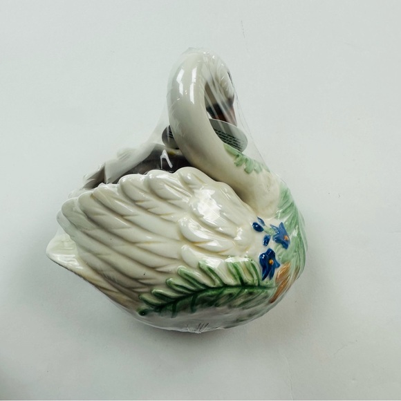 Fits and Floyd Floral Swan Filled Candle Cup - Picture 4 of 6
